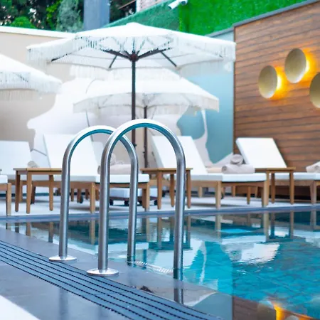 Lara Vista Suits & Spa *