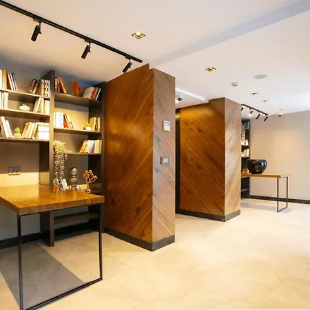 Lara Vista Suits & Spa *