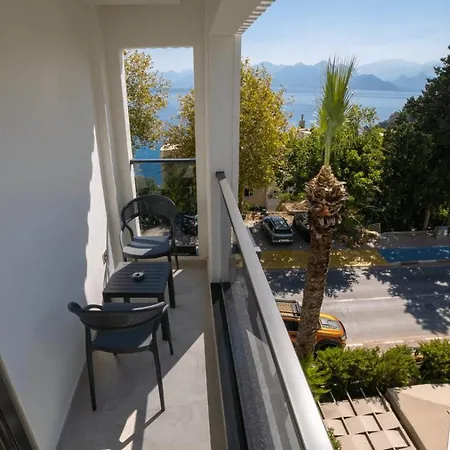 Lara Vista Suits & Spa *