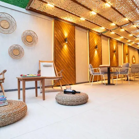 Lara Vista Suits & Spa *